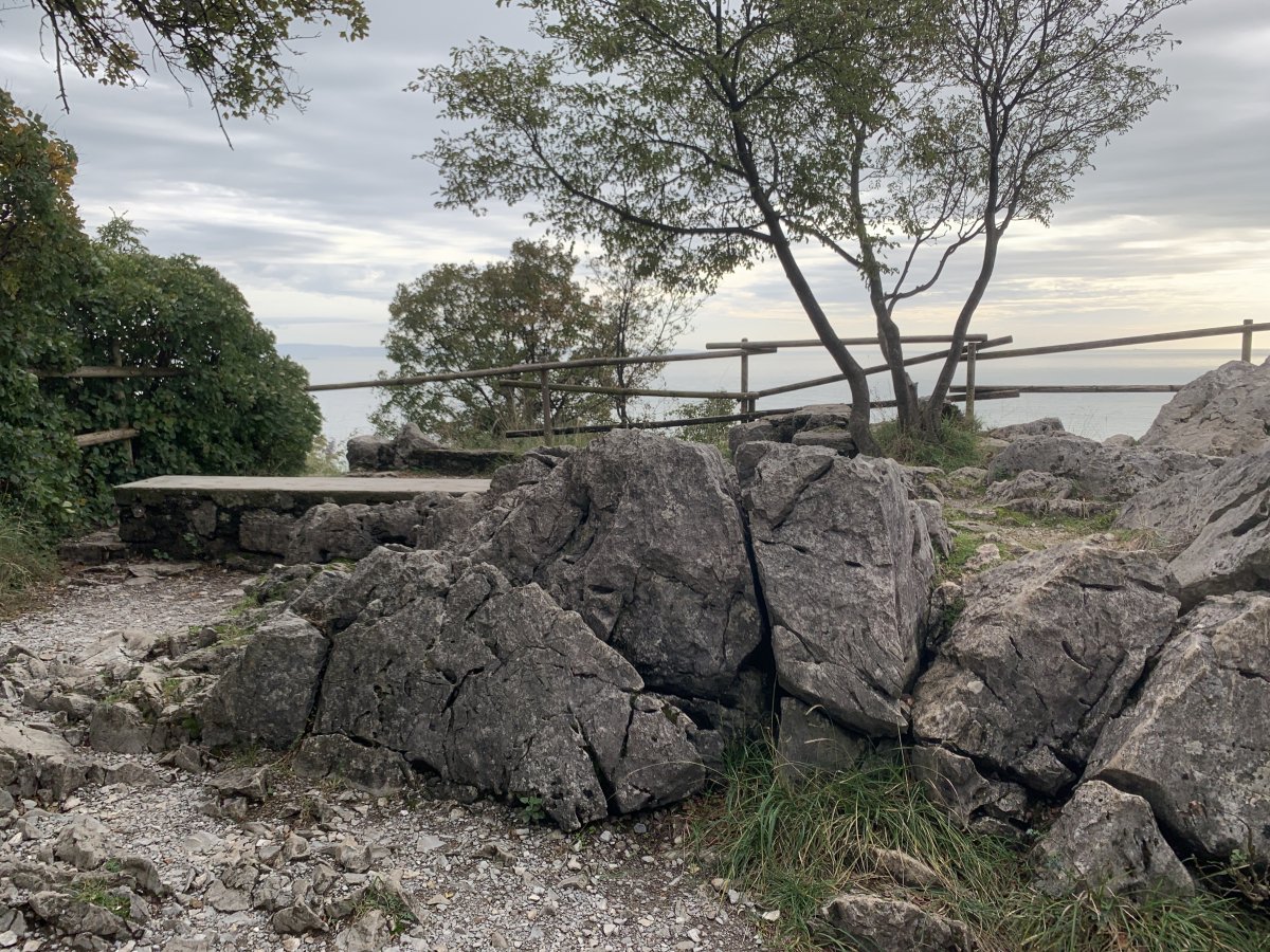 Rocktastic vista points all along the cliff..