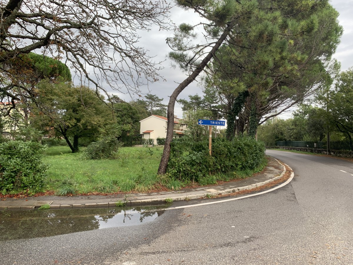 This is a KEY POINT, go LEFT here into Sistiana town centre, if you follow the road here it is steep and no pavement..