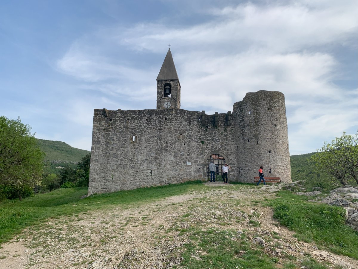 This is the scene to AVOID.. if the castle gate is locked, phone the number and wait for the guide..