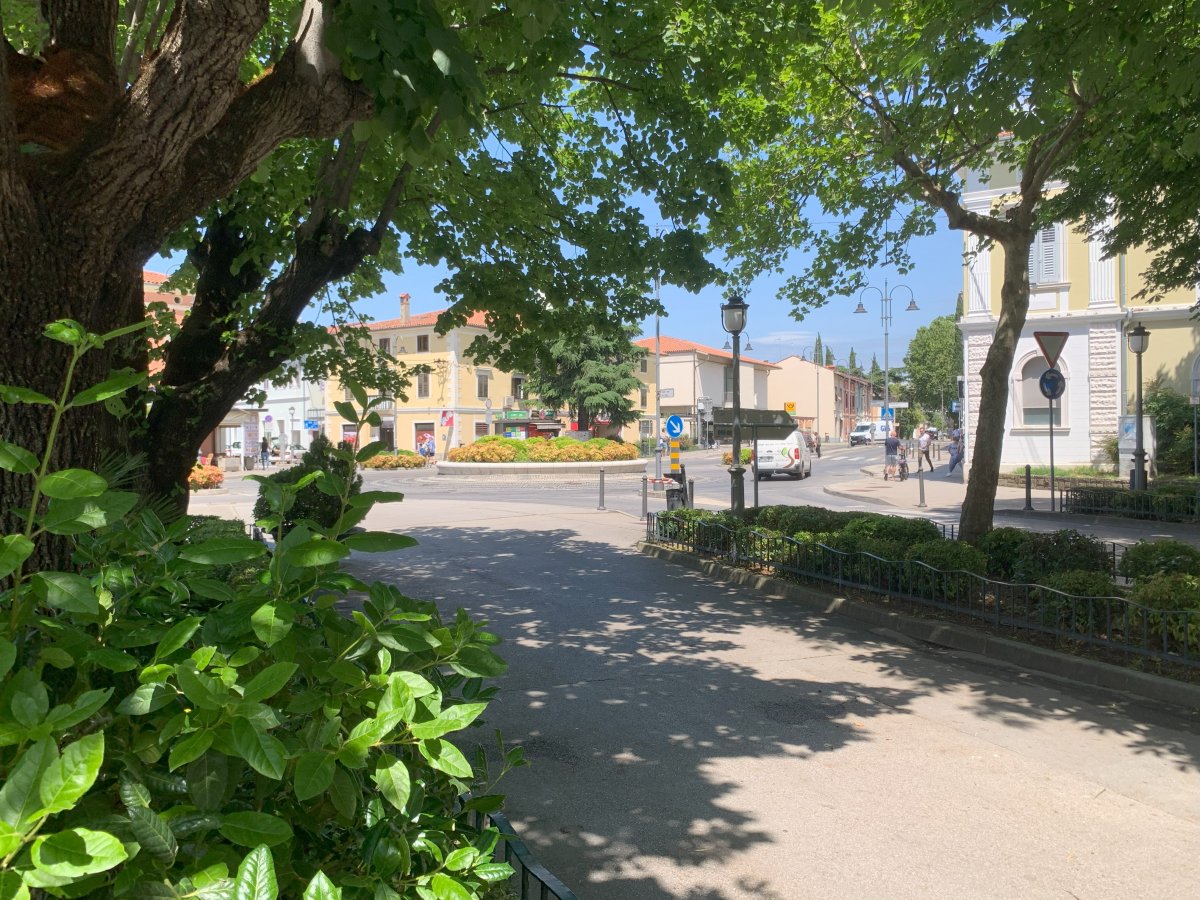 Central roundabout marks the start of the island peninsula..