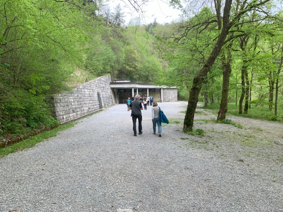 final stretch to the cave entrance fpr the start of the tour.. if it is raining, you will get wet between the visitor centre and here.. final stretch to the cave entrance fpr the start of the tour.. if it is raining, you will get wet between the visitor centre and here..