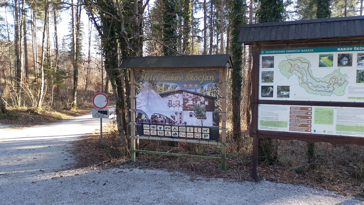 Car park at the start of the walk, go left here and start the loop walking upriver..