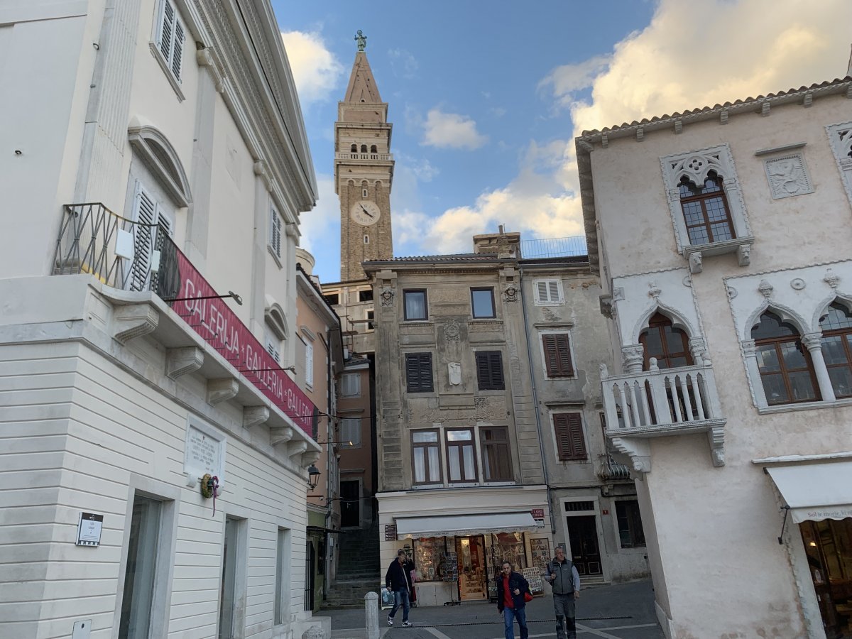 Go up this side street to reach the BACK DOOR to Fiesa, or come down into Piran from up there..