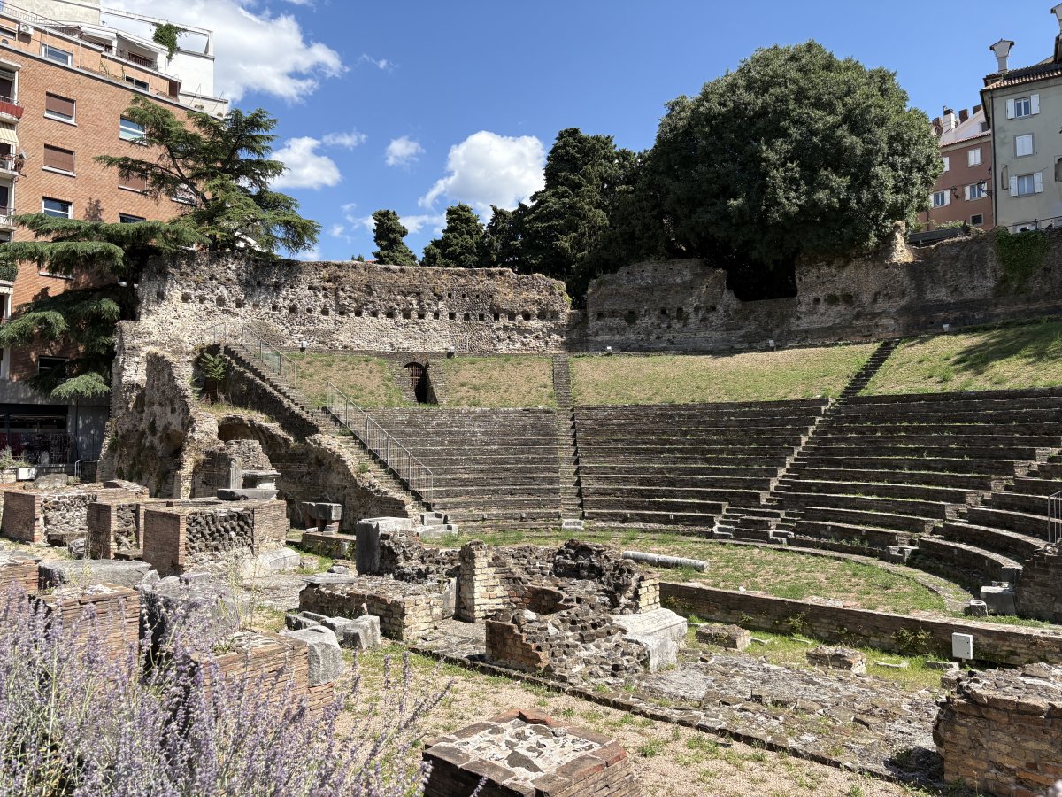 A little bit of Roman archaeology too, this small ampitheatre in the centre was a theatre.. A little bit of Roman archaeology too, this small ampitheatre in the centre was a theatre..