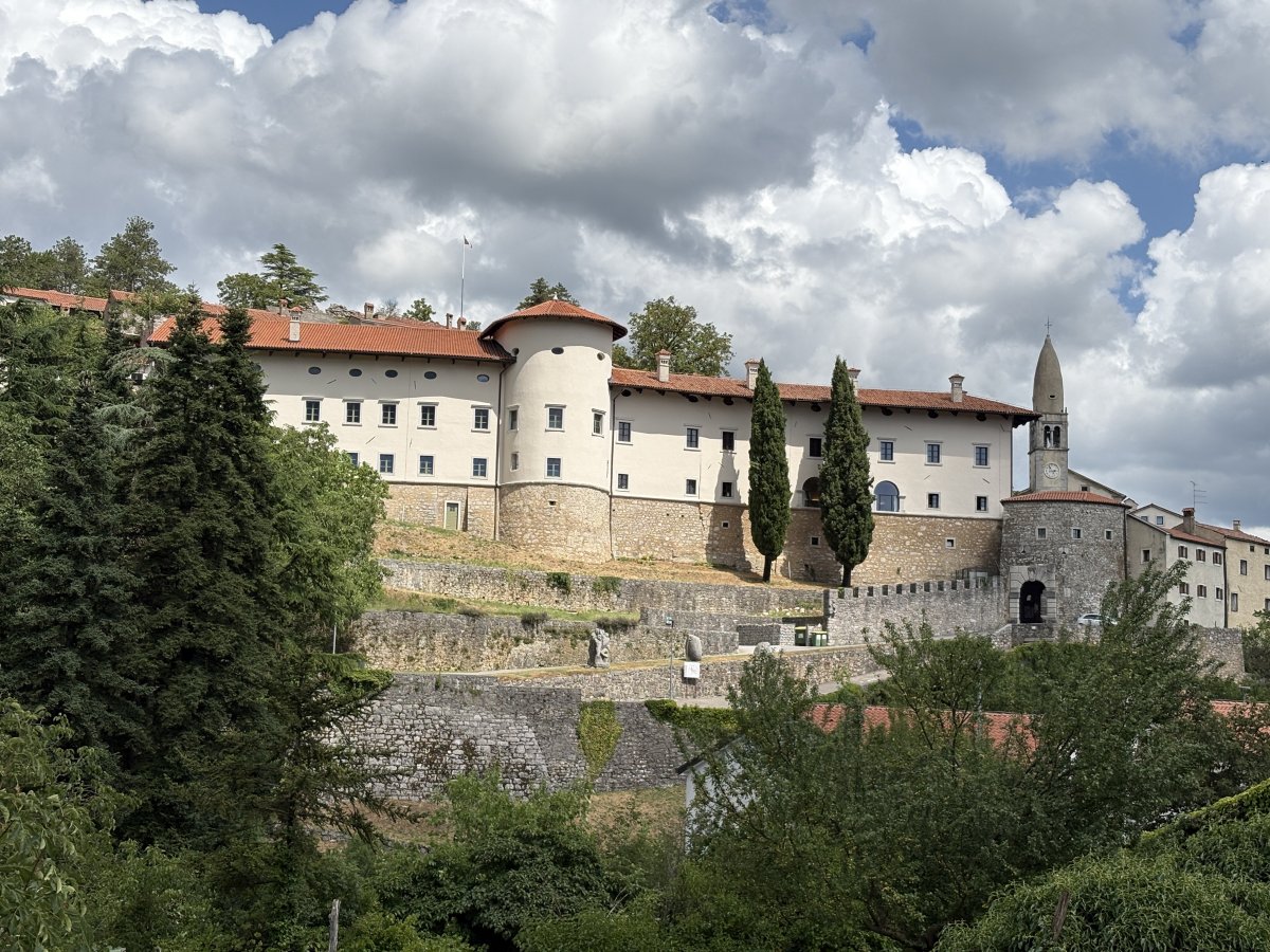 Stanjel is a big, beautiful hill top village, with a castle & lemon shaped church, but don't be surprised if you see almost no other visitors on your visit.. 