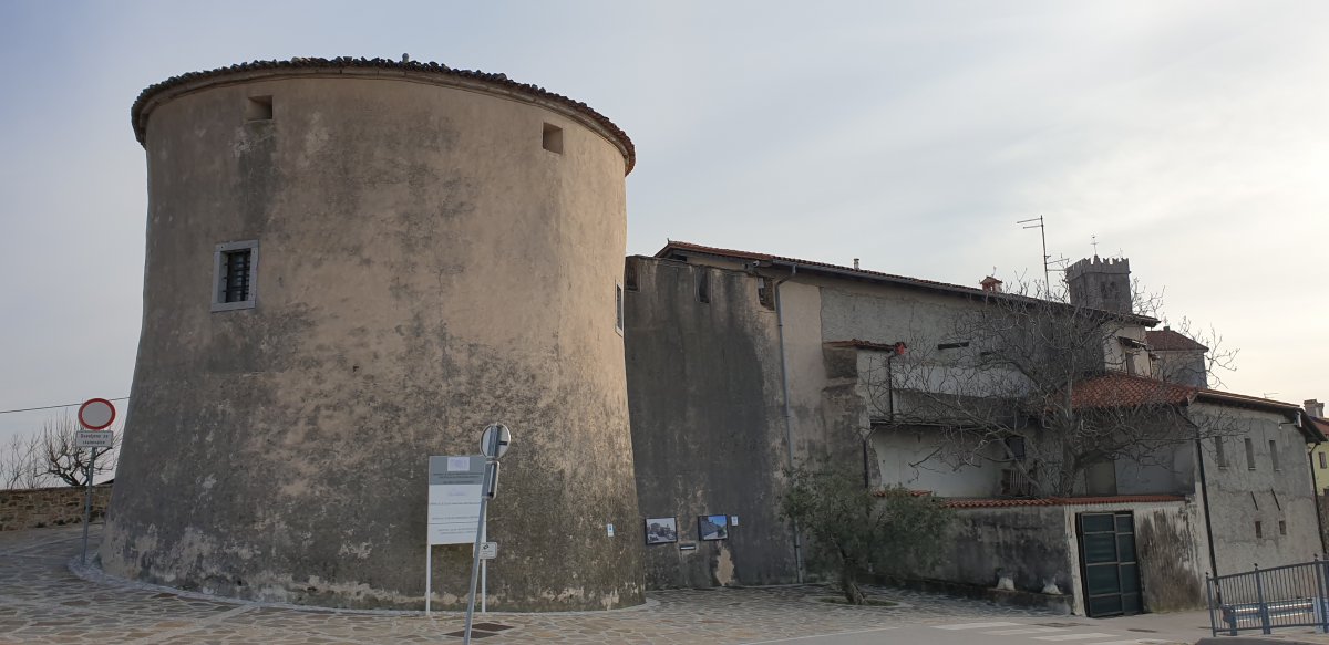 main tower entrance to Smartno.. invaders knock here to come in.. main tower entrance to Smartno.. invaders knock here to come in..