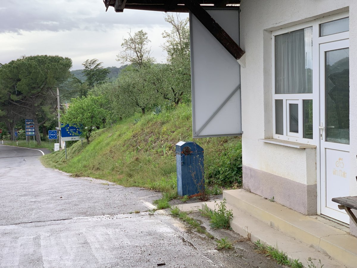 Typical sleepy unmanned border to Italy just outside Medana.. Typical sleepy unmanned border to Italy just outside Medana..