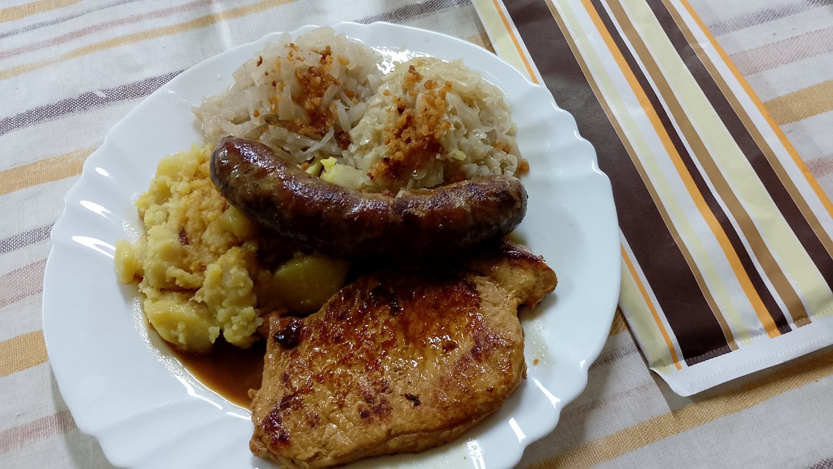 other hearty local dishes are also usually on offer at Osmica time..