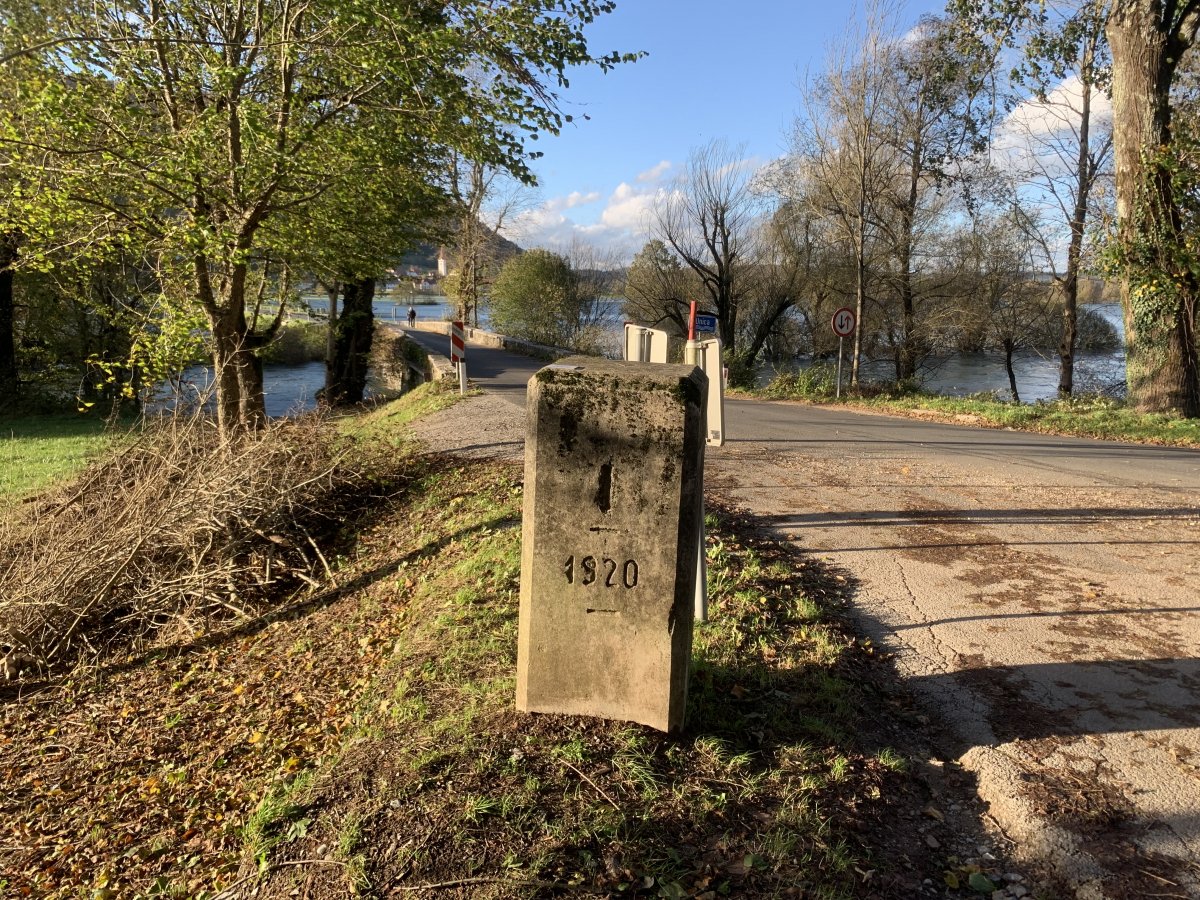One of the markers for Italy and Yugoslavia.. the castle is just behind here.. in old Italy..