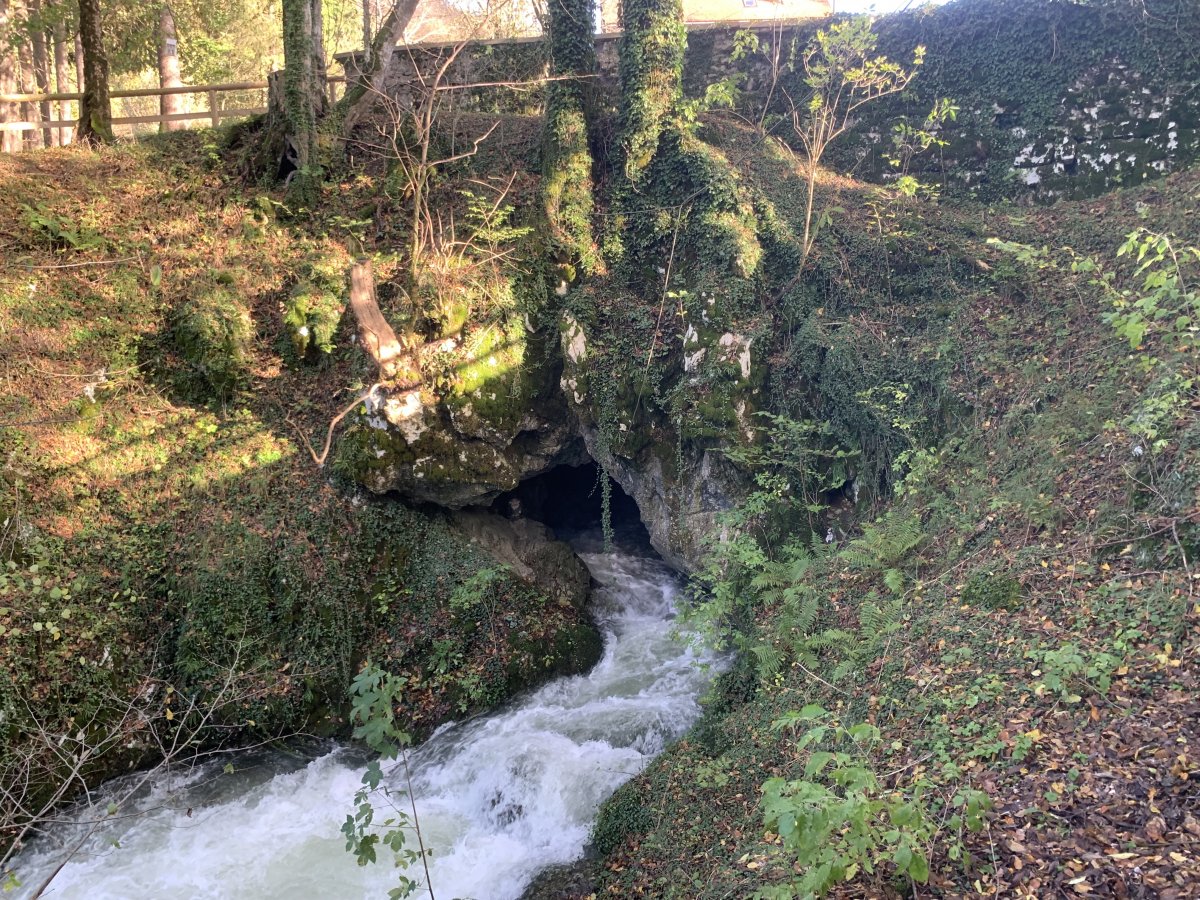 this is how the little Skratovka cave looks when the lake is filling, water thundering out..