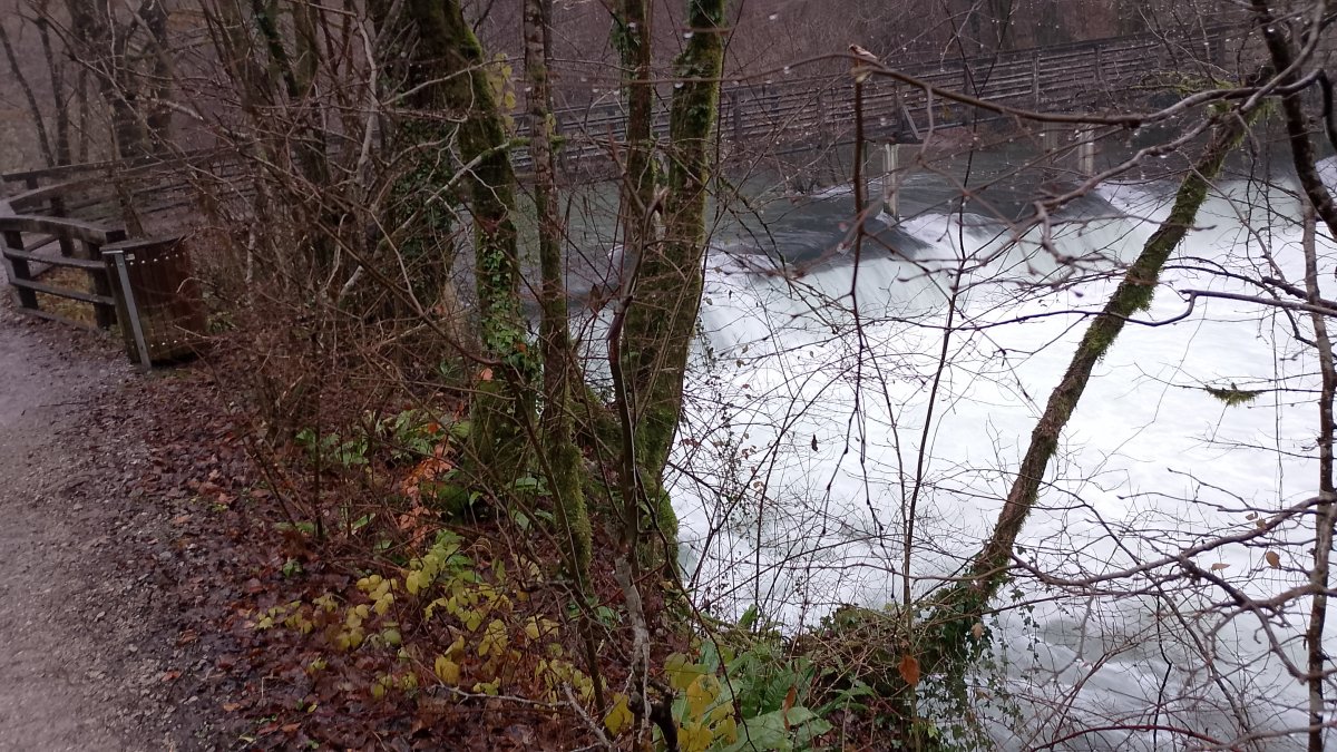 Autumn.. the difference in water volume is scary and powerful.. When we were here in the summer this was completey dry..