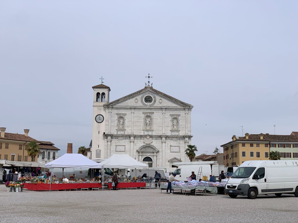 This is a VERY untypical Venetian church WITHOUT the pointy triangle spire and low enouch not to be seen from outside the big walls..