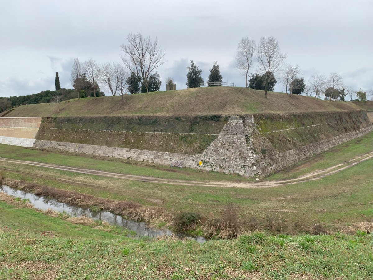 This is a really huge defensive block, here is one corner of the main defensive wall.. you can walk on the track way down below around the entire city..