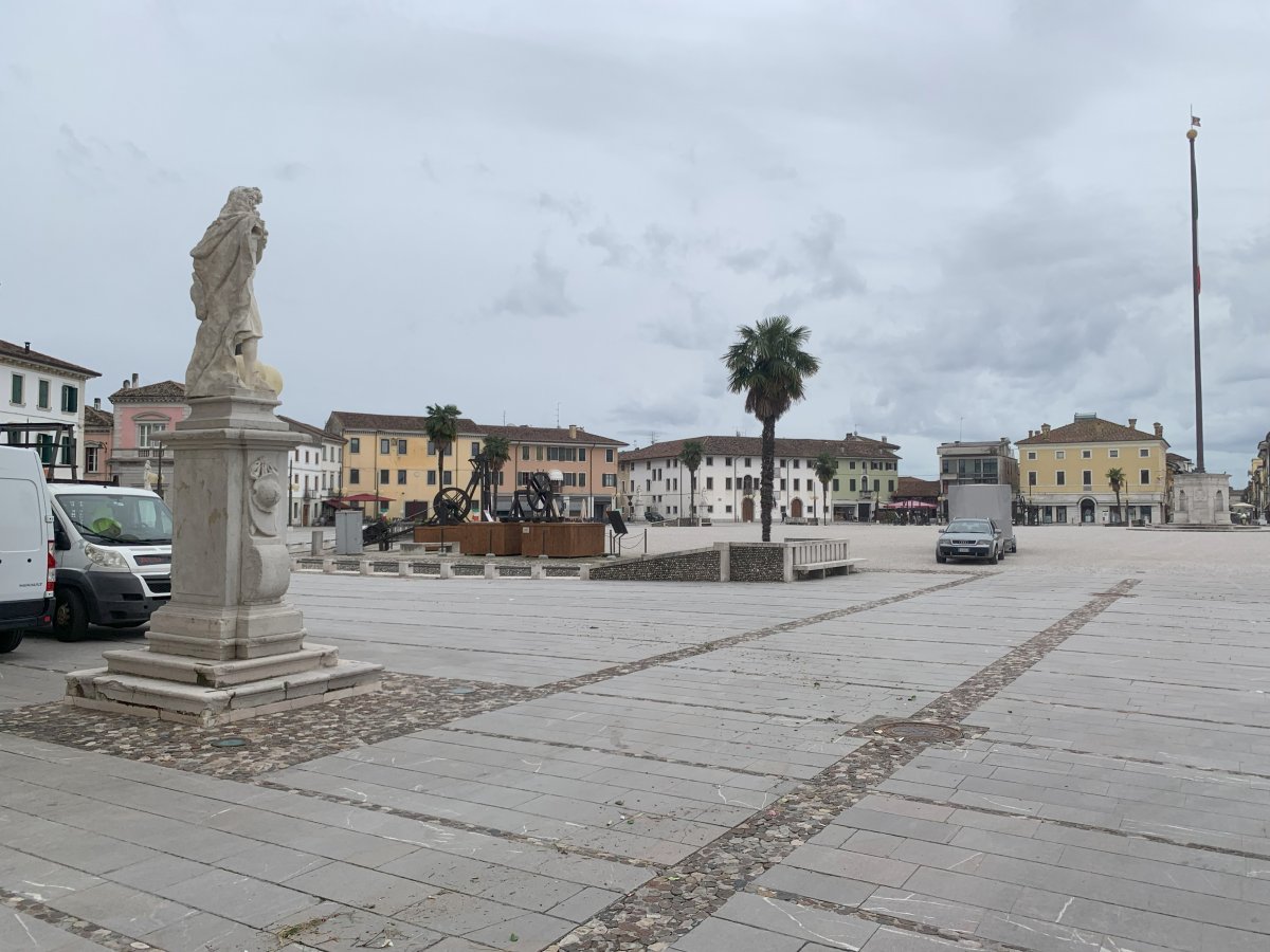 You get a very Italian type experience her ein the centre with grand statues and a big wide open plaza..