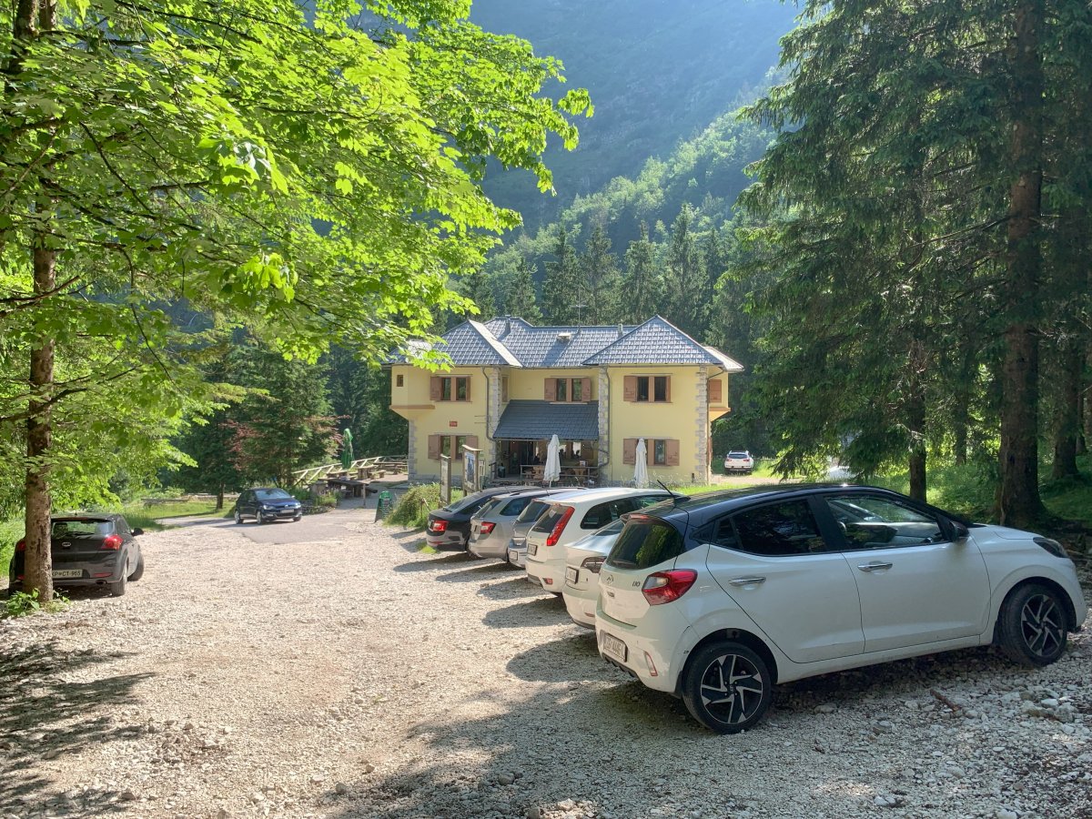 Restaurant and car park at the very start of the hike..