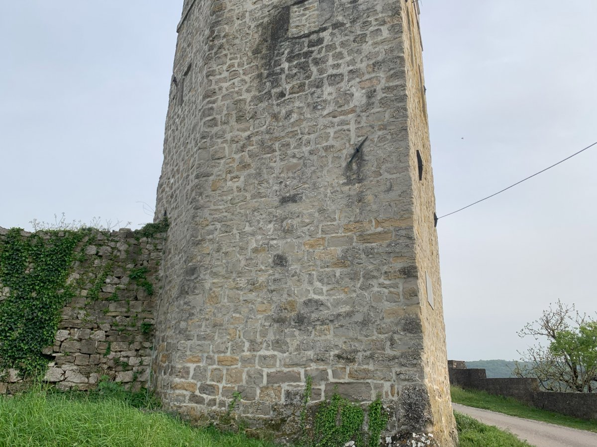 This is the side where you can see the fifth wall of the tower.. This is the side where you can see the fifth wall of the tower..