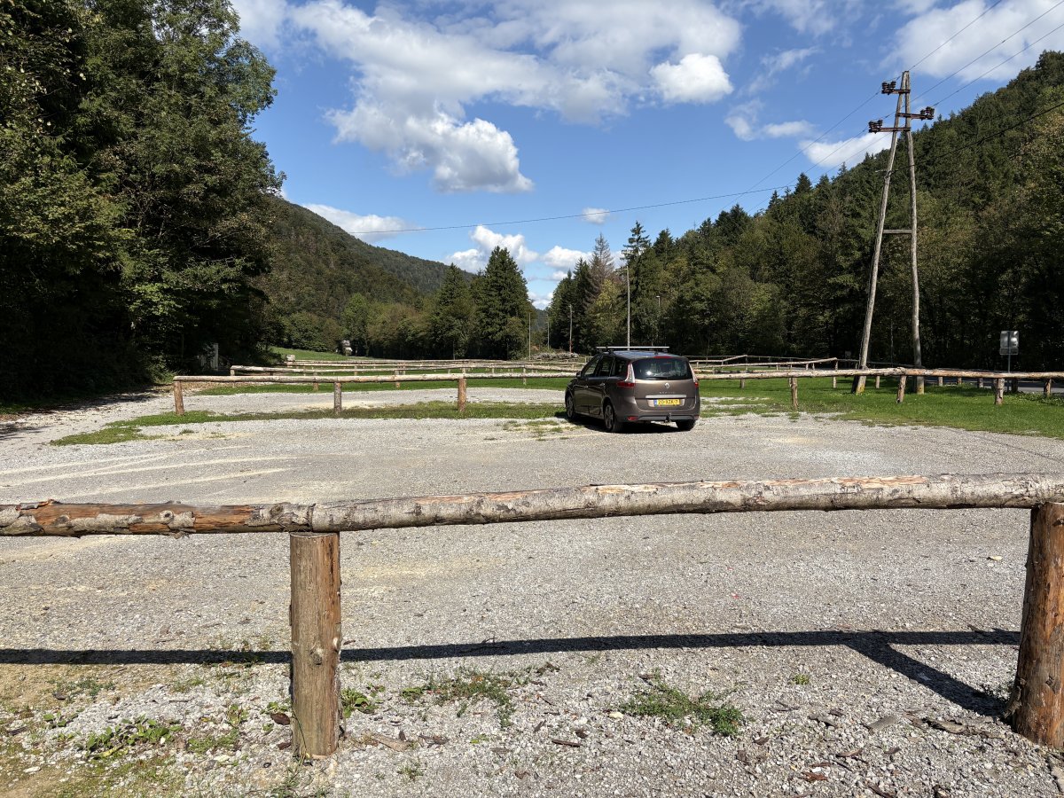 Do NOT park at this car park, unless the restaurant one is full AND there are other cars here too. Do NOT park at this car park, unless the restaurant one is full AND there are other cars here too.
