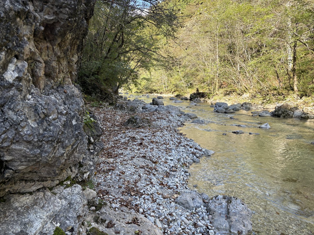 If you do climb over the hill path at the end of the flat river path, you can scramble down here to the river again.. If you do climb over the hill path at the end of the flat river path, you can scramble down here to the river again..