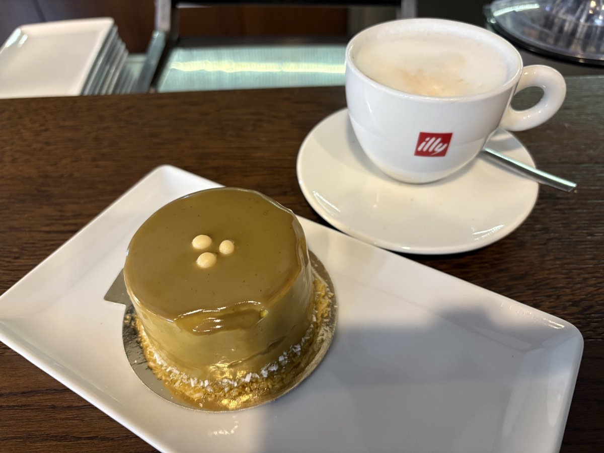 Seriously good Pistachio cake and coffee at the Ig cafe..