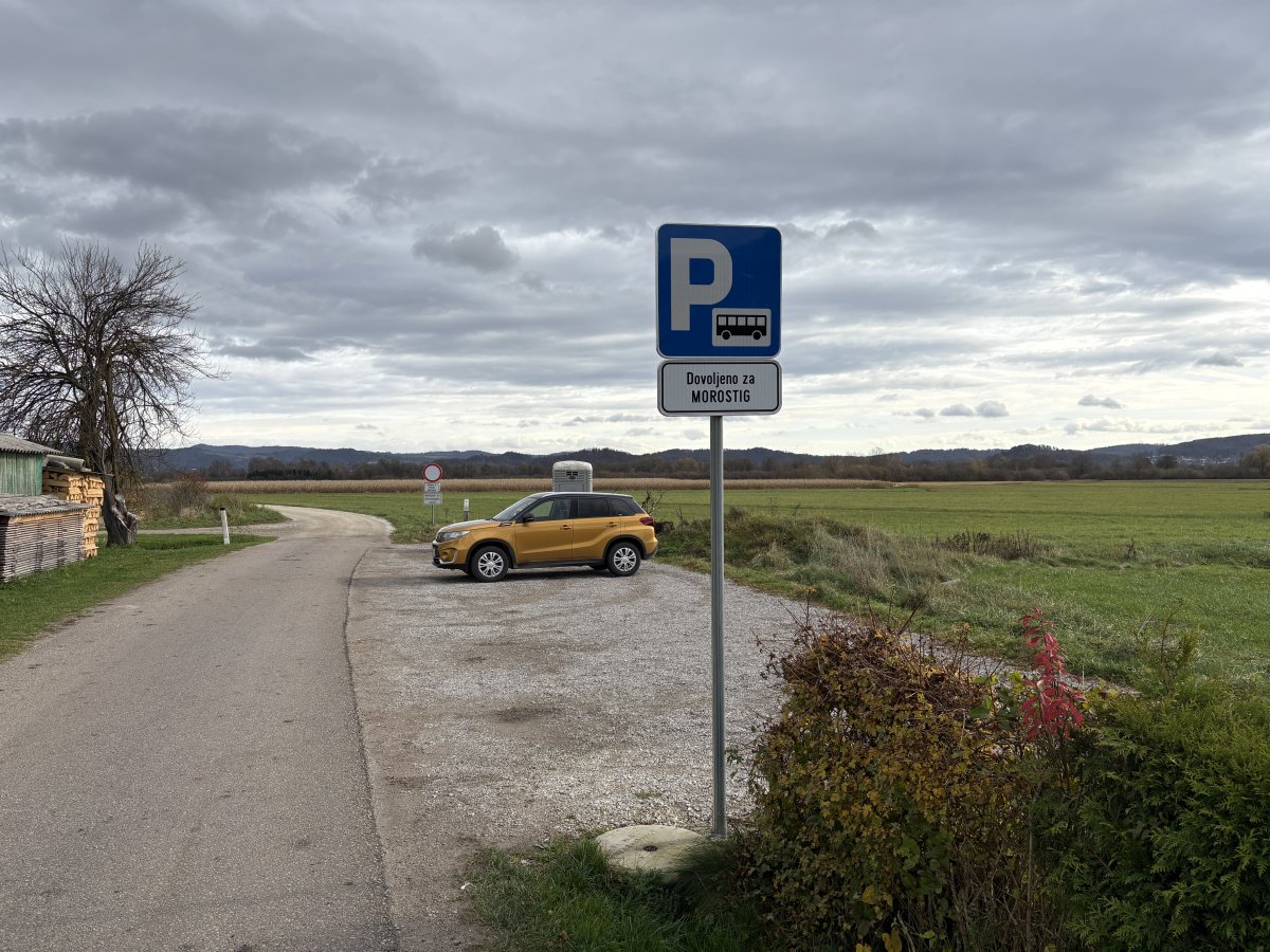 Handy car park on the edge of Ig, halfway on the walk from the town to the Pile Dwellings..