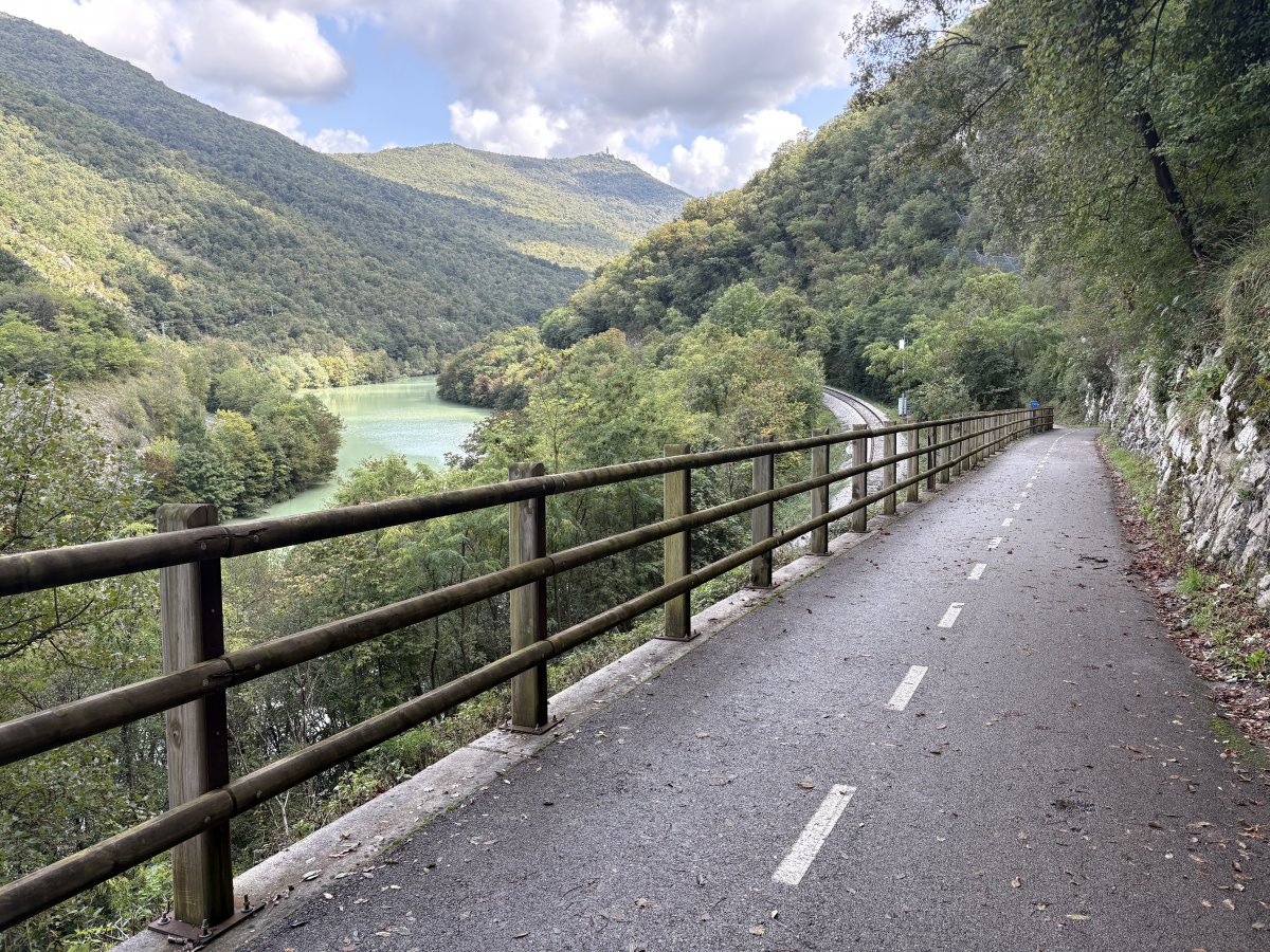 Stunning view of the river, the train line and the new Bike path, wow, what a bike route.. Stunning view of the river, the train line and the new Bike path, wow, what a bike route..