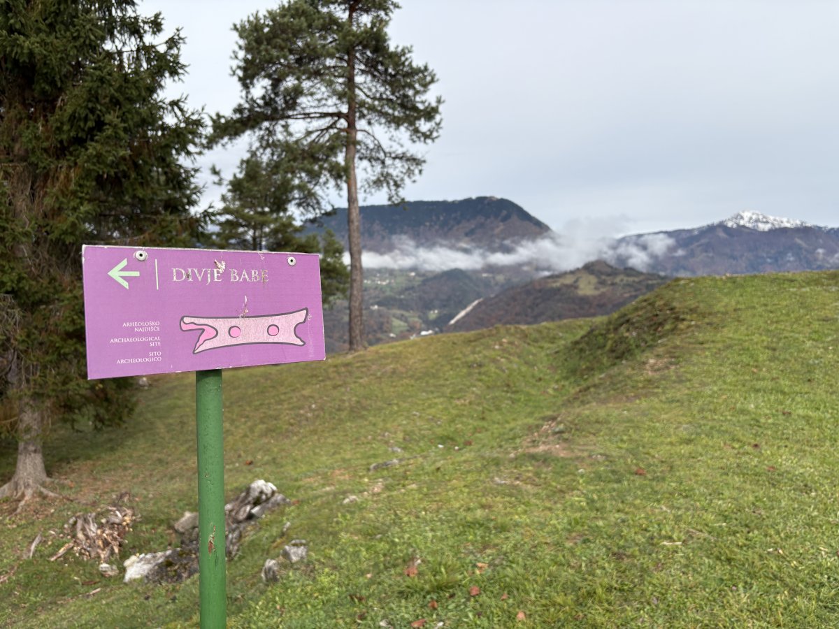 Nice clear sign to the cave path DOWN from Šebrelje.. Nice clear sign to the cave path DOWN from Šebrelje..