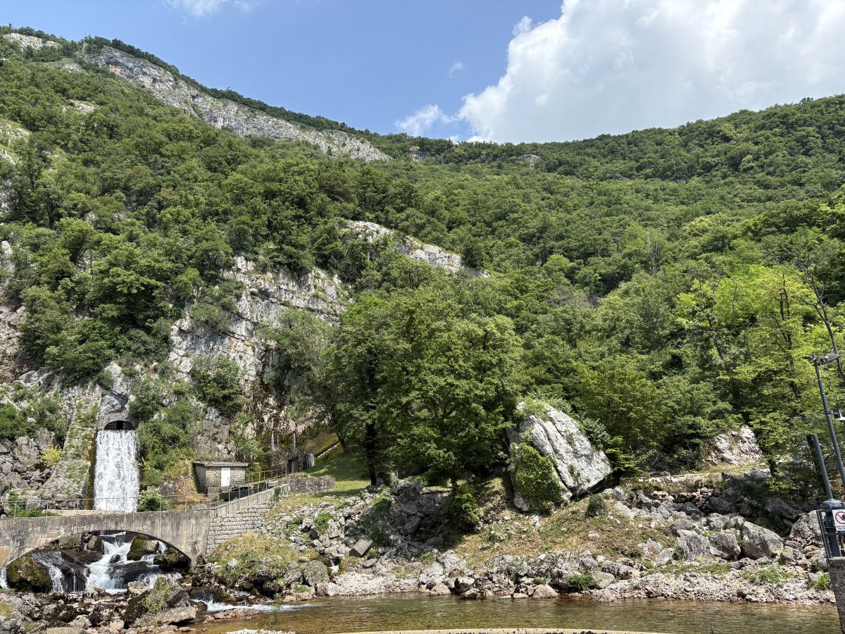 There is an alternative hike up the cliff to the Okno window from the springs of the Huberlj river here..