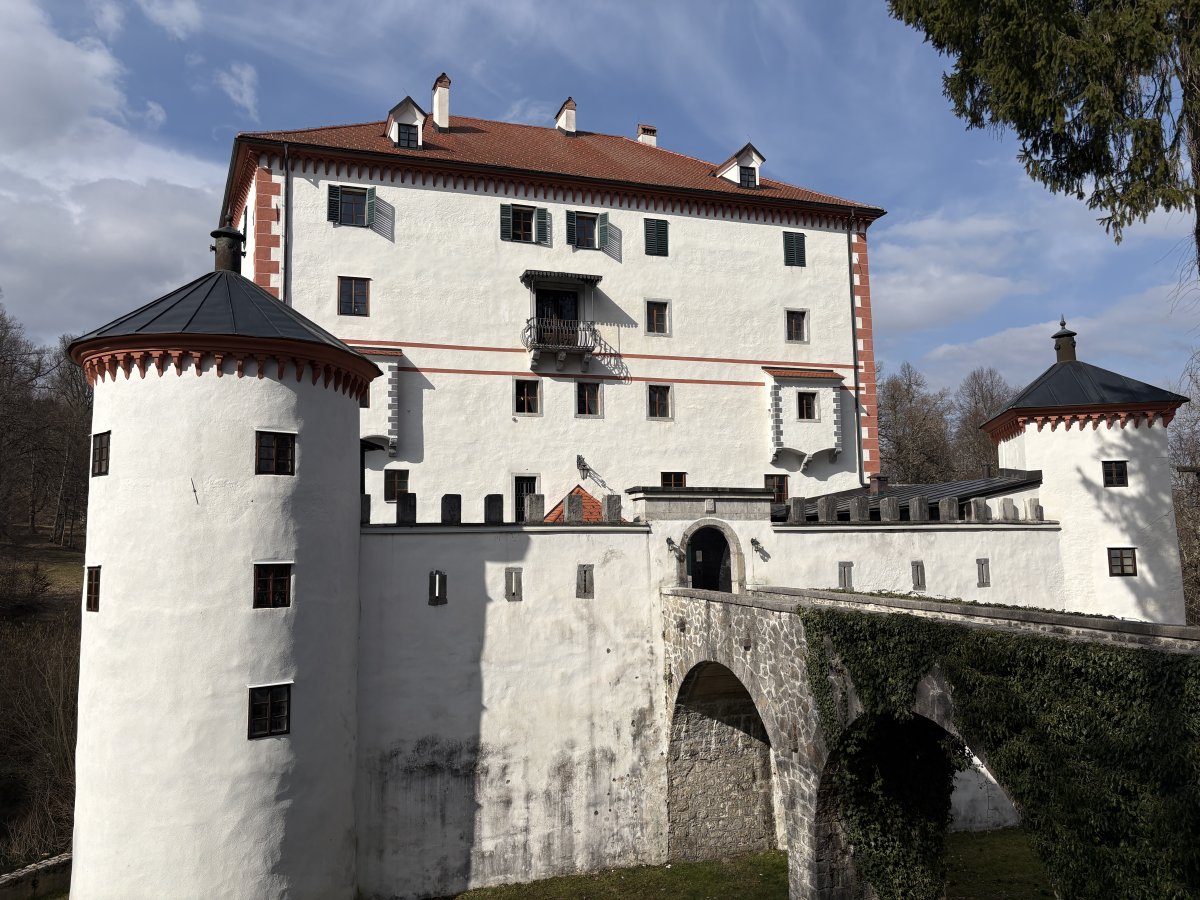 The drawbridge must be a nightmare for delivery drivers..