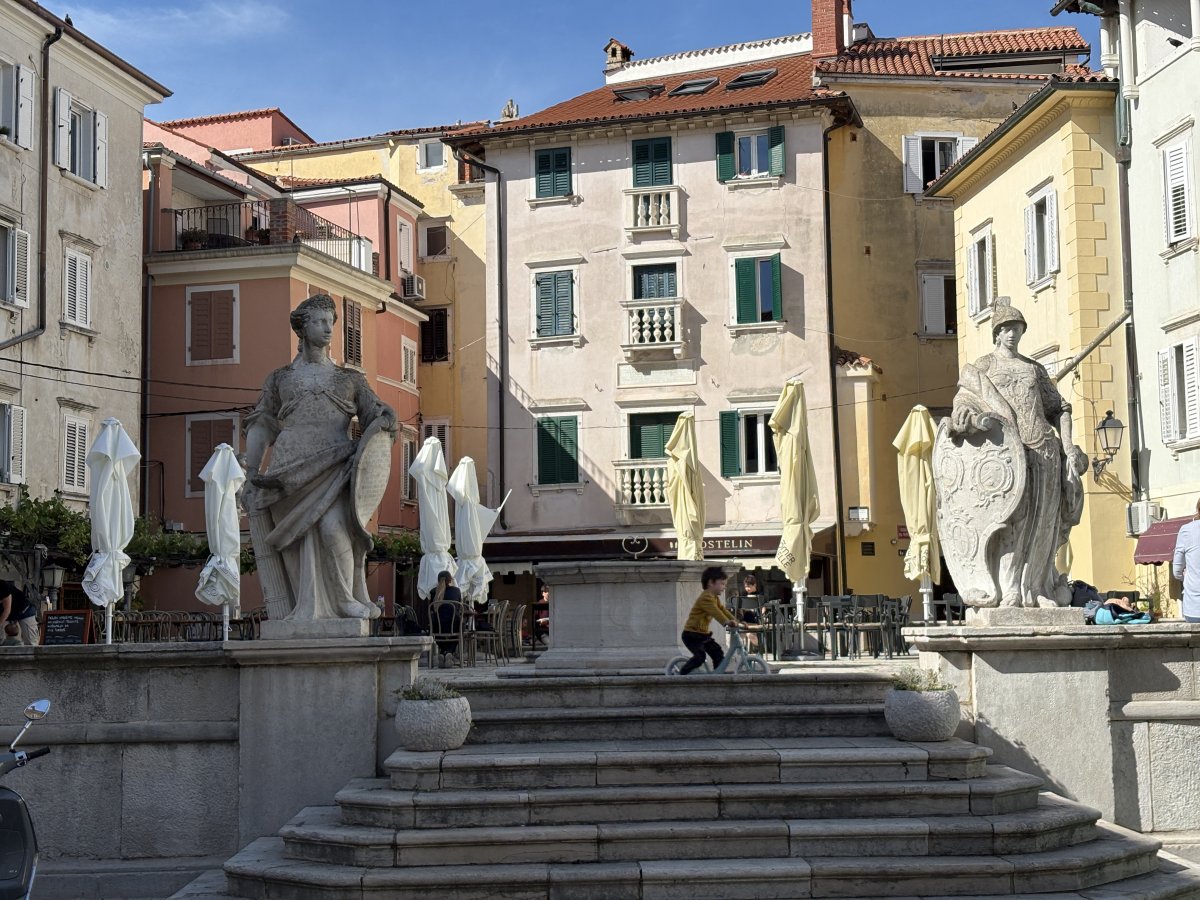 In our humble opinion, this secret square does the best Calamari and chips in Piran.. In our humble opinion, this secret square does the best Calamari and chips in Piran..